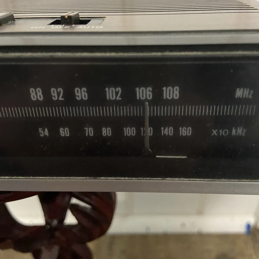 Lloyd's FM-AM Digital Alarm‎ Clock Woodgrain Vintage Retro Red LED Tested Works